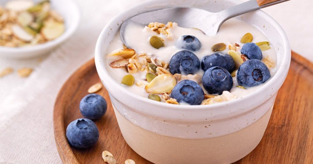 Yogurt Buah dan Kacang Rebus: Camilan 100 Kalori yang Membuat Anak Tidak Ngantuk di Kelas